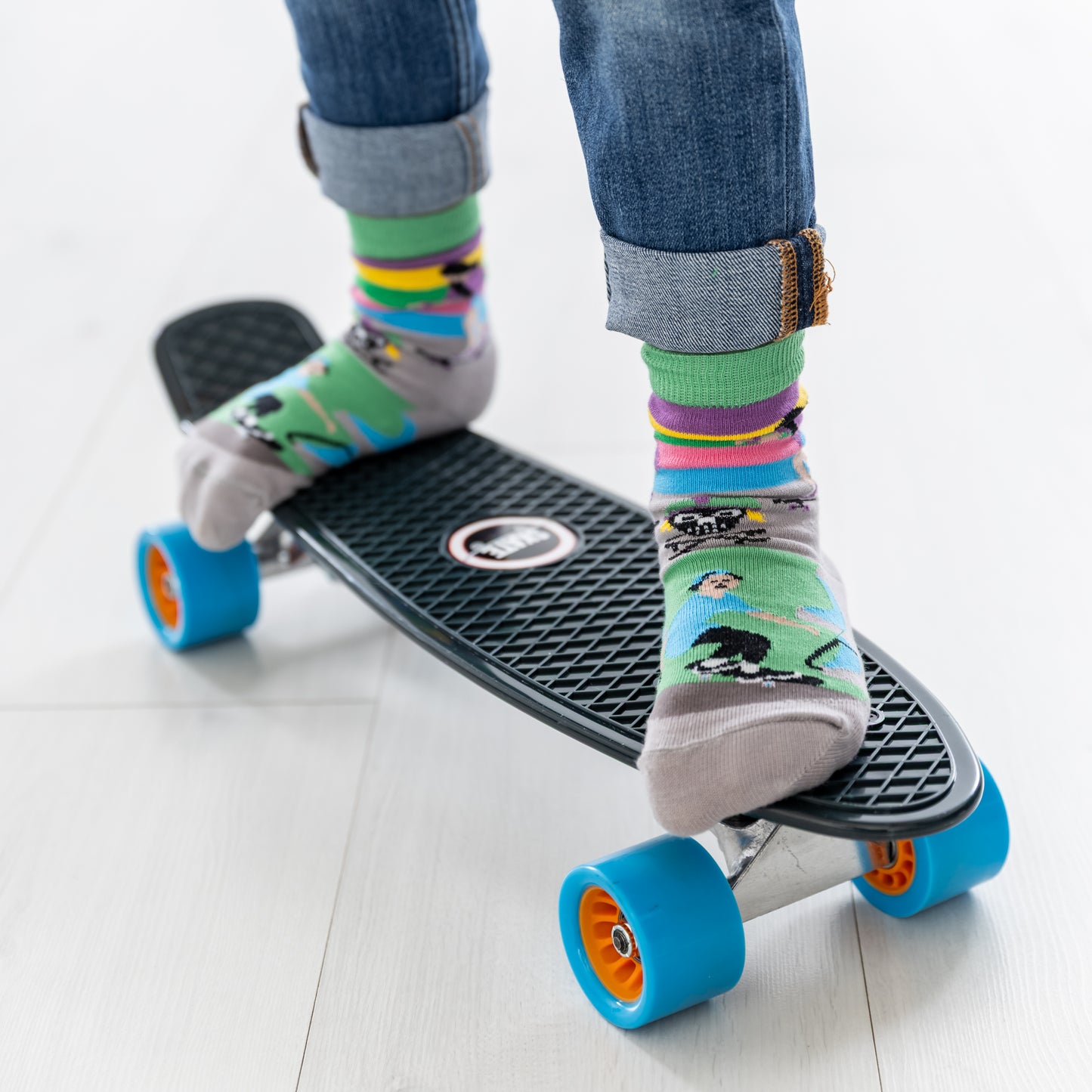 Ein Kind trägt die coolen Skater Socken beim Skateboardfahren.