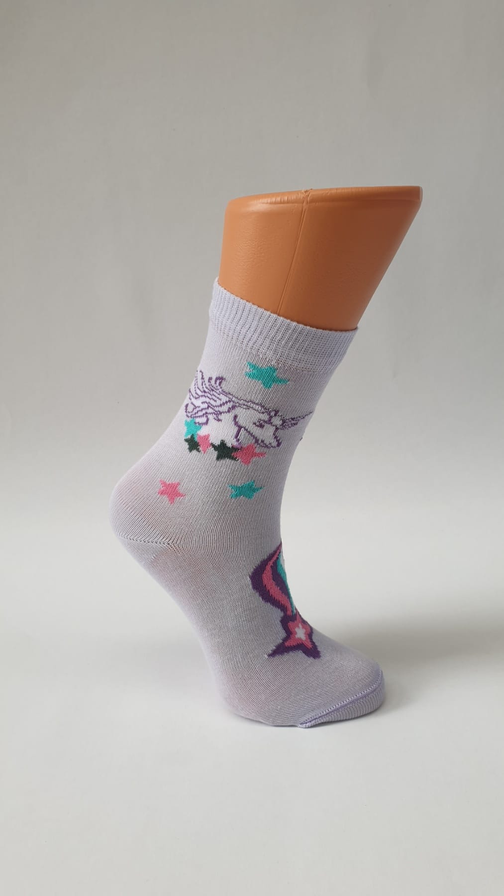 Einhorn Motiv und bunte Sterne auf lilafarbenen Sternenschweif Kindersocken.