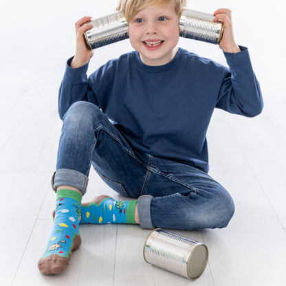 Ein Kind trägt die lustigen Olchi-Socken beim Spielen.