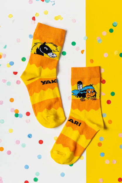 Bunte Yakari Socken für Kinder mit Sioux-Motiv und Pferd.