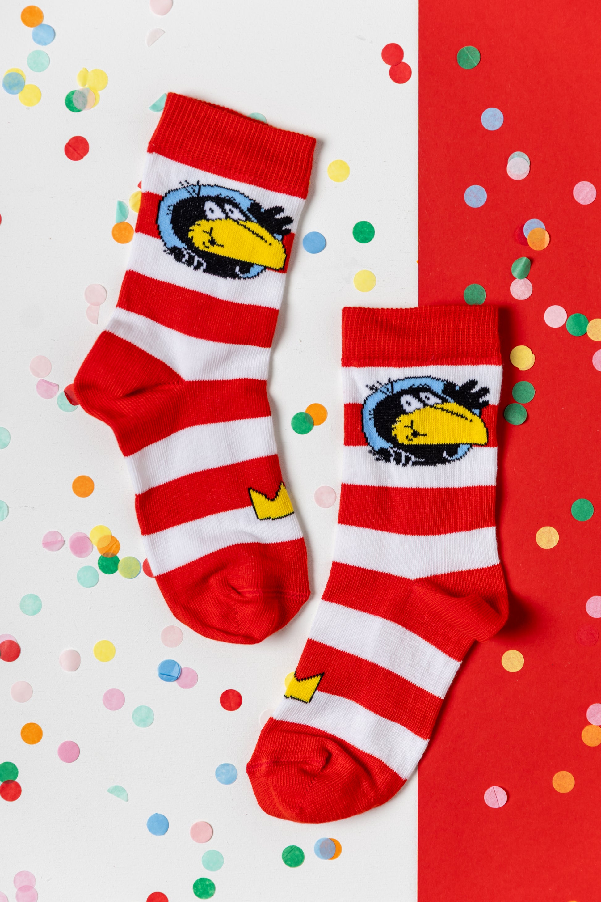 Gestreifte Rabe Socke Kindersocken mit dem beliebten Raben-Motiv.
