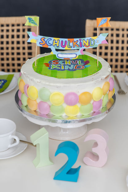 Kaffeetafel zur Einschulungsfeier mit der dekorierten Torte im Mittelpunkt.