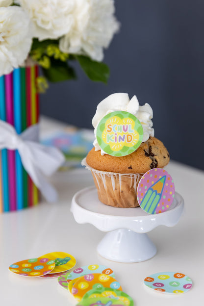 Verzierte Muffins und Cupcakes mit den farbenfrohen Einschulungs-Muffinauflegern auf einer Etagere.