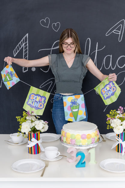 Beidseitig bedruckte Wimpel der Einschulungsgirlande in der Detailansicht.