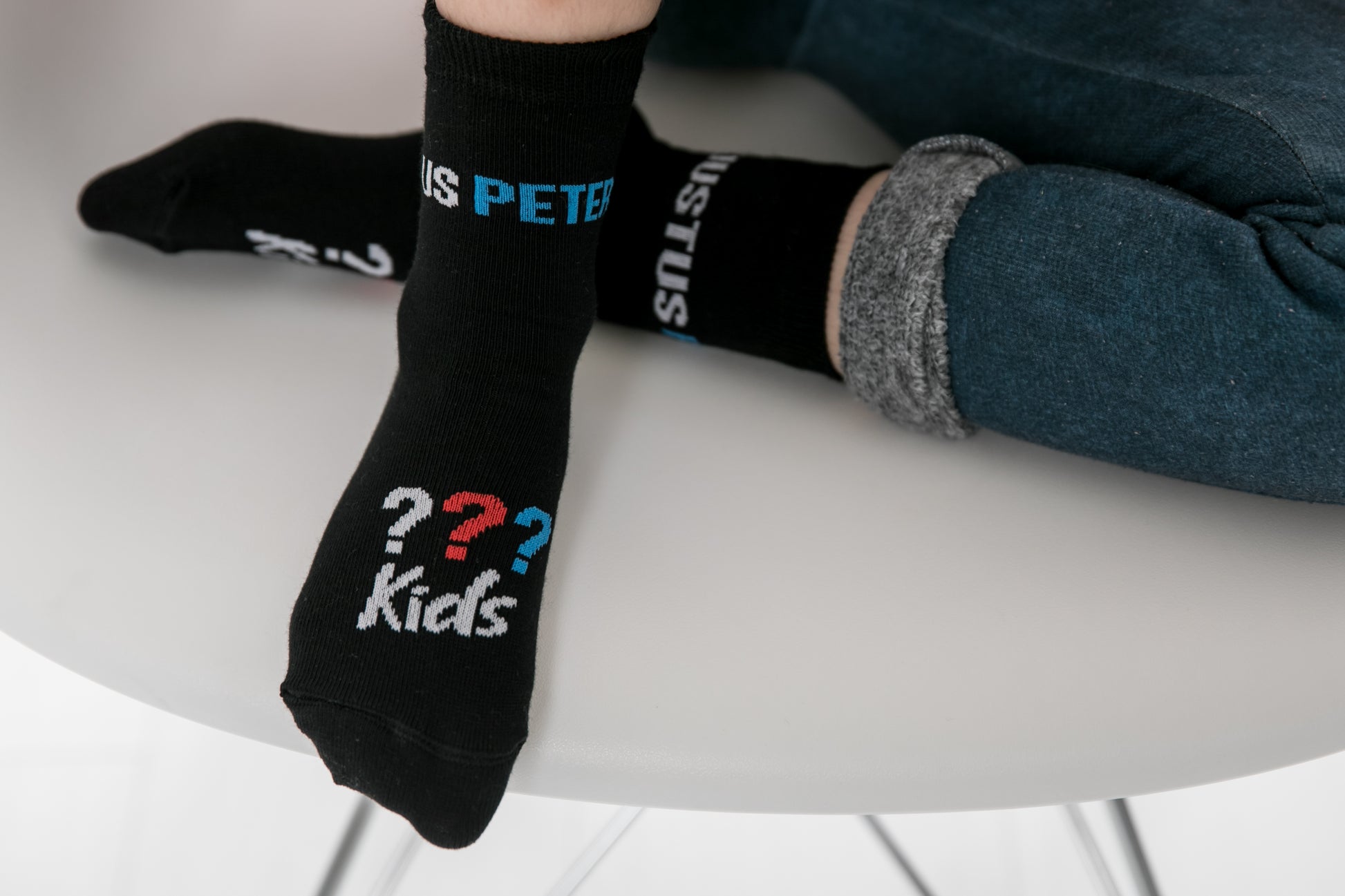 Ein Kind trägt die schwarzen die Drei ??? Kids Socken.