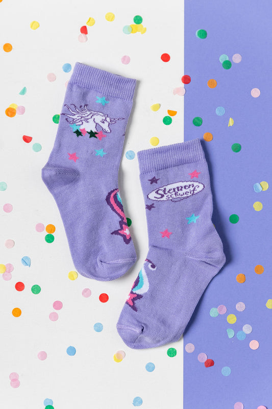 Lila Sternenschweif Kindersocken mit Einhorn-Motiv und bunten Sternen auf Konfetti-Hintergrund.
