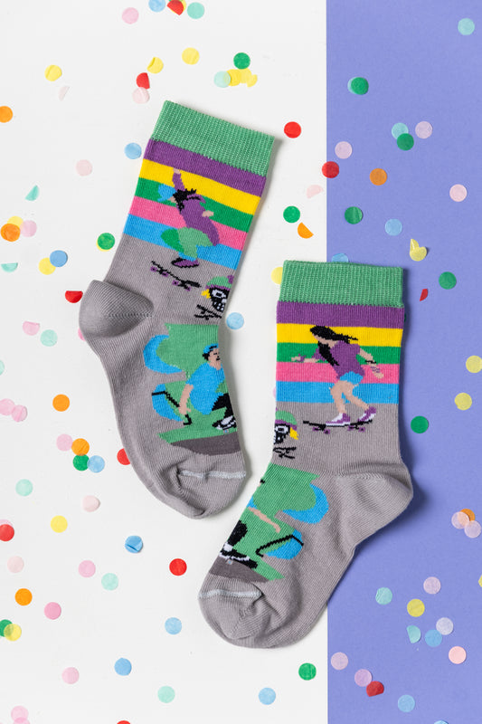 Bunte Kindersocken mit Skater und Skateboard Motiven.
