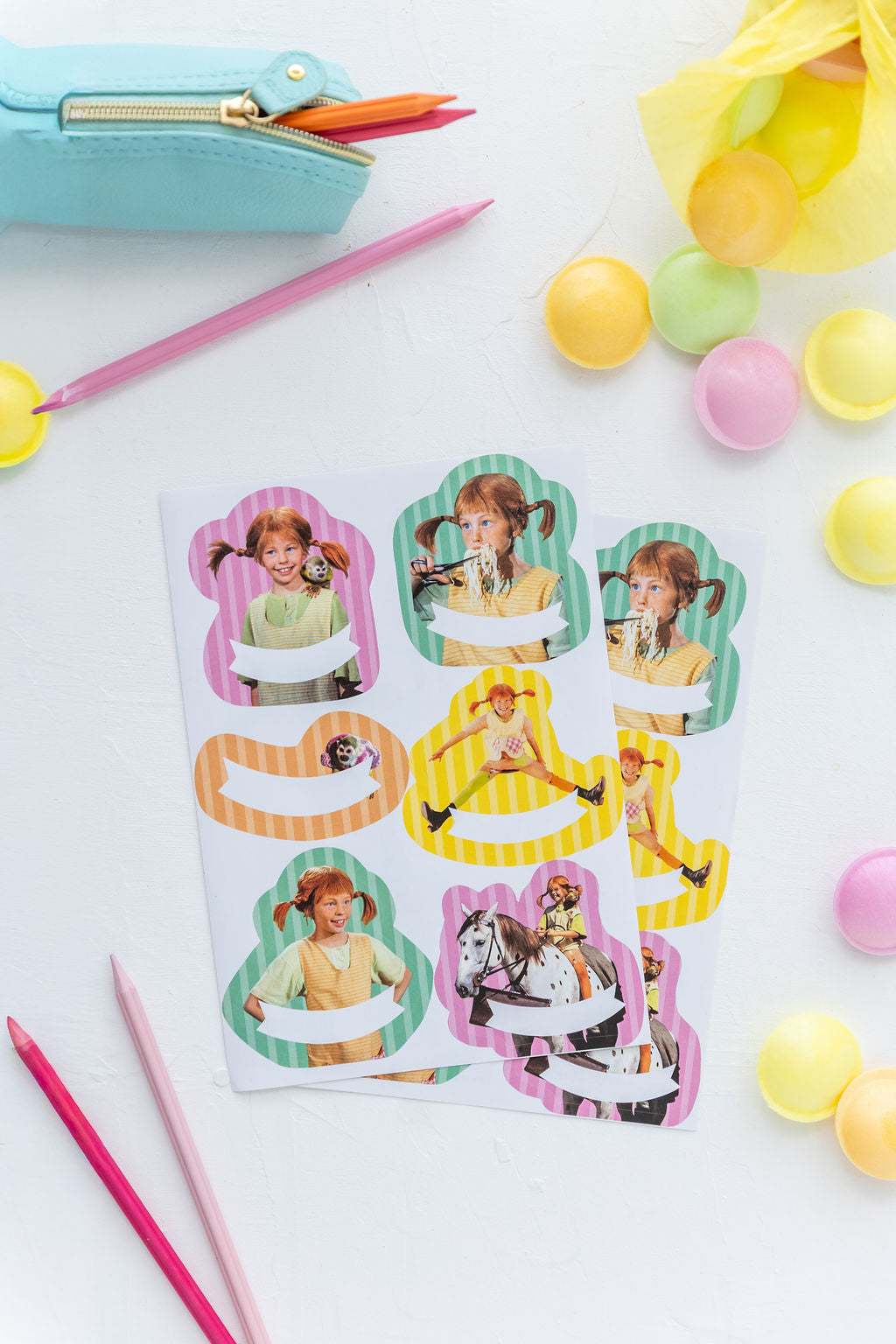 Ein DIN A5 Bogen mit sechs bunten Pippi Langstrumpf Namensaufklebern zum Beschriften für Kindergeburtstage.