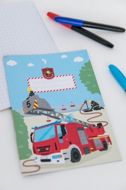 Hellblaues Feuerwehr-Schreibheft im Format A5 mit großem roten Feuerwehr-Einsatzfahrzeug und Drehleiter auf dem Cover.