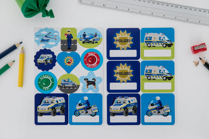 Zwei Polizei A5-Stickerbögen mit acht weißen Namensfeldern zum Beschriften und neun runden Motivstickern mit Einsatzfahrzeugen.