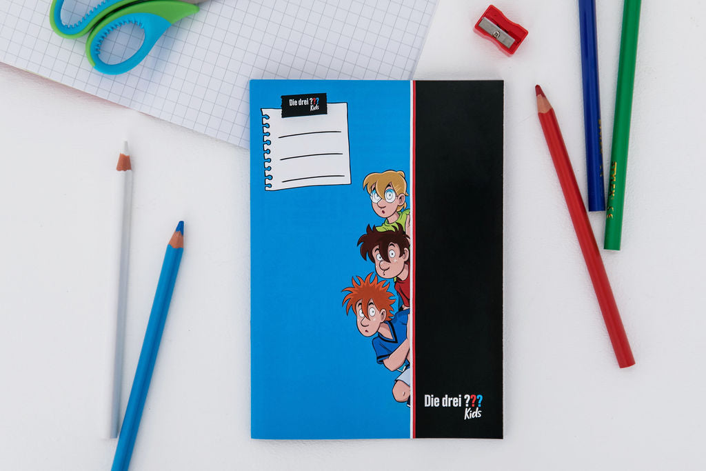 Blau-schwarzes Die drei ??? Kids Schreibheft im Format A5 mit den drei Detektiven Justus, Peter und Bob auf dem Cover.