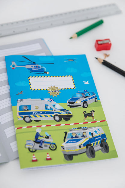 Blaues Polizei-Rechenheft im Format A5 mit verschiedenen Comic-Einsatzfahrzeugen und Hubschrauber auf dem Cover.
